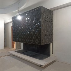 Современный камин с открытой топкой в майоликовой глазури Современный камин с открытой топкой в майоликовой глазури
