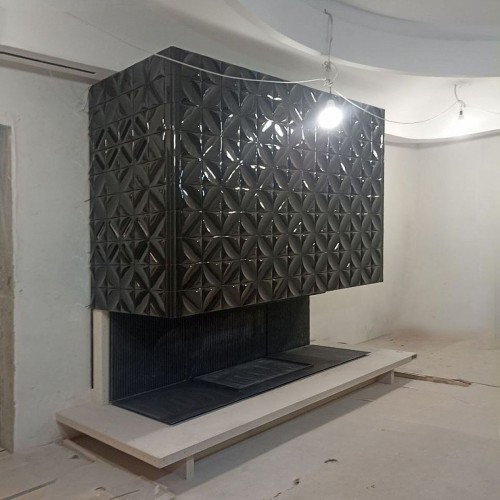 Современный камин с открытой топкой в майоликовой глазури производитель Ceramica