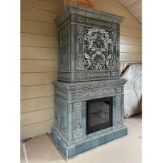 Топка Астов ПС 700 с прямым стеклом в облицовке классического камина.